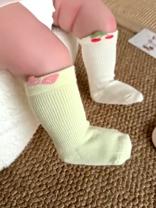 被这双樱桃宝宝袜甜到心坎里! 秋日里的奶白小清新,长绒棉软乎乎裹住宝宝 jiojio , A 类品质亲肤又安心~无骨缝头不磨脚,樱桃小细节可爱到犯规,每次看娃穿着它的小脚丫蹬来蹬去,都想把这份甜系萌趣锁死!宝妈们快给崽安排,好看好穿还很懂细节,秋日萌娃穿搭甜度直接拉满~ #宝宝袜子#婴童好物#袜子婴儿#宝宝秋冬小袜子#宝宝不掉跟的小袜子可爱的袜子