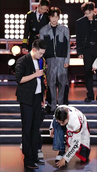 @昊文🍊星城 #昊文星城的圈子 芭比扣了,小儿子@昊文生活号🍊 挨揍了,把老妈子@昊瀚培训号 的地板霍霍的不成样子了,还画圈圈#挨揍 #团结一心 #星城