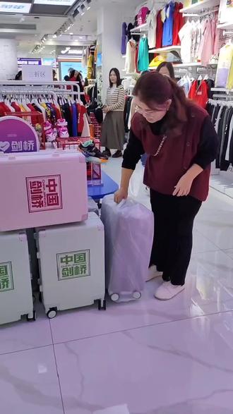 公司给我们发福利啦!有幸成为剑桥公司的一员,遇到这么好的老板,一直对我们有付出,感受浓浓的人情味!