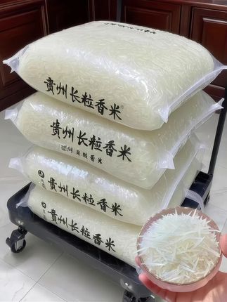 这个米 我吃过一次, 我妈让我回购 3袋, 这款米白米 饭都嘎嘎好吃!来自贵州山水间的长粒香米, 阳光雨露精心滋养。米粒修长饱满 , 煮饭时香气四溢,饭粒松软有嚼劲,每一口都是自然馈赠的纯粹米香,带你领略贵州的独特风味。每一袋都是当季新米新鲜现磨的 , 开袋清香, 电饭锅一煮满屋飘香,口感 软糯香甜, 越吃越香!/#长粒香大米 #贵州新大米 #长粒香米 #猫牙米 #优质农产品