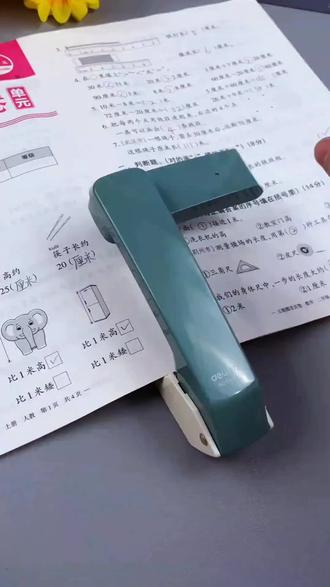孩子的作业和试卷经常散架、快试试得力家新出的这款可以定中缝的订书机,不管是品质还是实用性都很好#文具安利#得力可旋转订书机 #订书机#学习用品 #得力