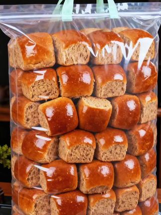 荞麦面包,我妈又让我回购了三单!麦 香混着回甘,外皮紧实带颗粒感, 内里松 软有嚼劲,配杯热牛奶,简单吃的也舒服。 当早餐下午茶真心不错,#强烈推荐#荞麦面包#荞麦#老面包#早餐吃什么