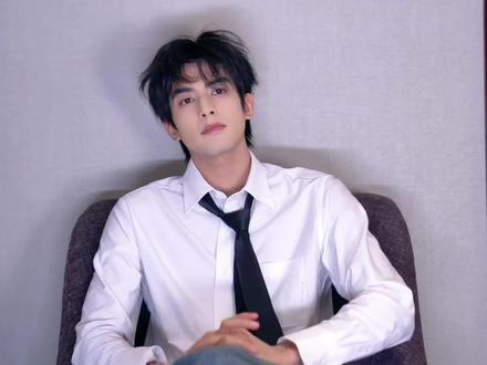 🎂 #宋威龙0325生日快乐
这支视频,希望你能和@宋威龙 一起,屏蔽掉周围繁杂,只听内心的声音。你会了解到他的26岁。有放松、有紧张、有感动、有遗憾、有思考…
如果你从3月24日23:54分开始看,那在3月25日的0点,你将和他一起,看到一支“没有被点燃的蜡烛”。
人们通常认为,吹灭蜡烛,是实现生日愿望的特定仪式感。但这支“没有被点燃的蜡烛”,或许是另一种“圆满”,它无声地暗示着:你所期许的,或许早已不在未来,而已在某个时刻,悄然实现。
生日快乐,请尽情享受你的27岁。
#宋威龙 #林屿森 #骄阳似我 #生日快乐