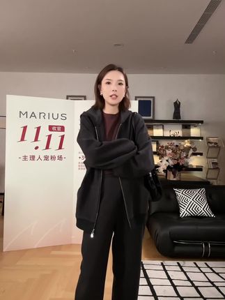 慵懒大气的卫衣型外套搭配松紧腰直筒卫裤,通勤或日常都适配的休闲套装,谁穿谁好看#简约大气 #休闲穿搭 #显高显瘦穿搭 #Marius #早秋穿搭