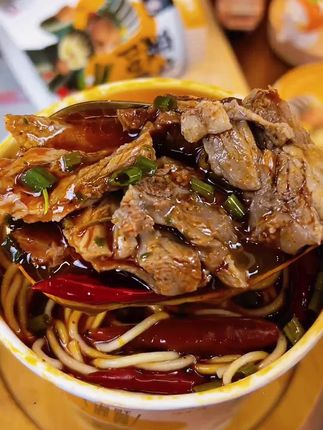不用去湖北也能吃到正宗的襄阳牛肉面啦!面贼劲道,完全不是冲泡的质感!#无限回购的宝藏单品 #牛诸葛襄阳牛肉面
