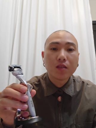 今天卖个刮胡刀,看看是你胡子多还是我头发多!!#刮胡刀 #刮光头 #光头神器 #手动剃须刀