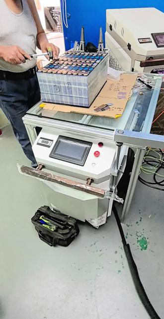 免费焊锂电池!给东北大哥焊几组三轮车专用锂电池!#锂电池激光焊接机 #锂电池焊接 #国轩电芯激光焊接 #三轮车锂电池 #电动车锂电池