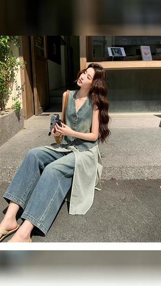 甜酷女孩必入!复古牛仔套装也太显瘦了吧 马甲+阔腿裤两件套,柔软透气不压身,高腰设计藏肉显腿长,甜酷随性轻松拿捏~小个子姐妹闭眼冲!#夏季新款 #穿搭 #套装 #显瘦穿搭 #夏日万能配色穿搭公式