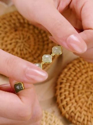 和田玉的四叶草造型 给这份贵气又增加了一份温柔 百搭通勤又有特色#时尚饰品 #和田玉手链 #四叶草手链 #Jay手链