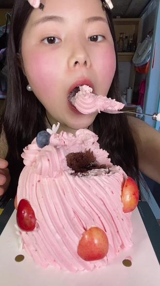 软fufu蛋糕也太解馋了!不过生日纯过瘾 这个小蛋糕挺好吃的 就是有点散 #美食判官已上线 #抖音美食推荐官 #甜品治愈一切 #吃货 #蛋糕