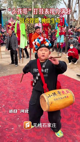 “小孩哥”打鼓表现力满分,鼓点铿锵,神情生动