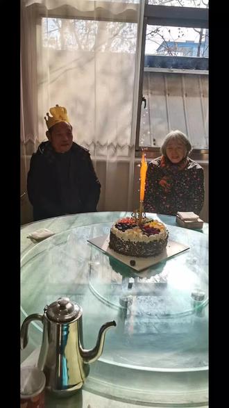 今天妈妈第二次做肿瘤介入手术,愿平安归来。患病16年,除了手术,用尽了各种治疗手段,其中吃了6年电影《我不是药神》中的“”格列卫”,当时我们是买3送9,一年7万二,买了2年后,各种准备资料,最终获批全免,18年因“”格列卫”失效,改吃二代药“索坦”,21年3月份,因继发消化道出血,再次到省肿瘤医院,医生诊断结果是,保守治疗最多1个月,如果手术治疗可能下不了手术台,讨论结果是返回灵宝市医院,靠输血维持生命,该准备都准备好了,在主治医生兼老乡贺医生的推荐下,来到三门峡市医院找到介入科王常富医生,经过介入治疗,病情明显好转,前天来复查,王主任惊奇的说,疗效出乎意料,2年时间肿瘤不但没长还比之前明显缩小了,可以再次栓塞,现在我在手术室门口等着妈妈平安归来,感谢妈妈16年来勇敢坚强,强大战胜病魔决心,因为有您,我知道我还是一个孩子,感谢一路走来为妈妈诊治的医务人员,感谢一路走来给予关心帮助的亲朋好友!#愿天下所有的父母身体健康 #生命中最重要的人