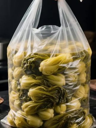 家人们,地道川味来袭!今天必须给你们唠唠这款四川老坛酸菜,它来自四川,遵循着传承多年的老坛工艺制作。用的都是当季新鲜蔬菜,把它们放进老坛里,经过数十天的自然发酵,每一片酸菜都吸收了时间的味道,酸香浓郁得不得了 !揭开坛盖,一股醇厚浓郁的酸香扑鼻而来,仔细看,每一片酸菜都又大又完整,质地脆嫩。咬上一口,“嘎吱”作响,脆嫩爽口,瞬间把我带回四川街头的小馆子! 无论是做酸菜鱼,还是酸菜面条,或者是酸菜炒肉沫都好吃,用来拌饭我能炫好几碗 ! 家人们,这么正宗又百搭的四川老坛酸菜,赶紧入手,让你的餐桌也充满川味烟火气 !#酸菜 #四川老坛酸菜 #快来一起尝个鲜 #美味下饭菜 #酸菜鱼