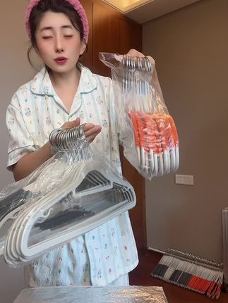 家里缺#衣架 的快来捡个漏,就这个#超便宜超划算 的无痕衣挂,挂衣服肩膀不鼓包还防滑,再也不担心衣服被大风吹跑了#懒人必备 #家居好物 #爱了爱了