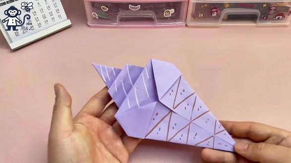 折纸甜筒,一口吃掉整个冬天
"全网爆火的折纸冰淇淋来啦!💜💙
不用烤箱,不用奶油,一张纸就能拥有的快乐。
粉粉嫩嫩的马卡龙配色,拿在手里就是行走的春日画报。
做法超简单,快@你的手搭子一起,把这份甜蜜折进生活里!
#亲子手工作品 #创作者中心 #创作灵感 #折纸 #幼儿园手工