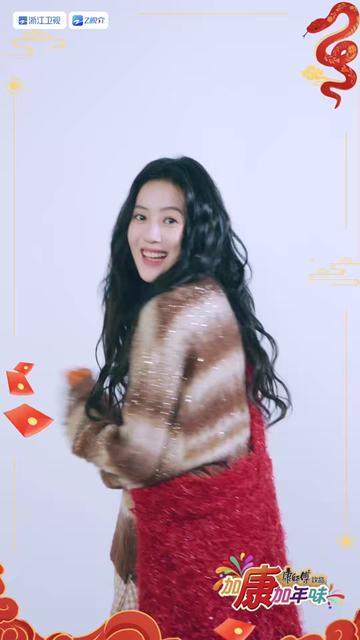 #加康加年味官宣无限家族 #被王梓薇甜到了 福果至,祥瑞满,新年一年大吉大利!快来听听@王梓薇对你的新年祝福吧~别忘了康师傅饮品#加康加年味2025 每周五晚21:10@浙江卫视21:40@Z视介“橘”祥如意过新年~#加康加年味