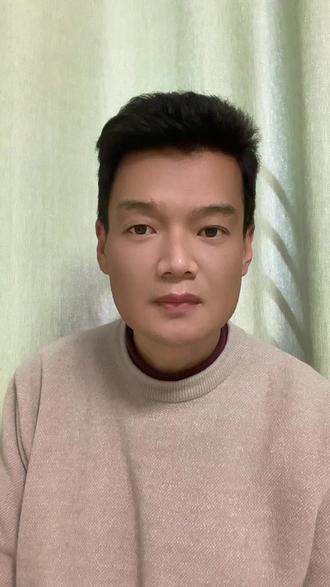 #修行 #金句 #语录#人生感悟#治愈 今天早上刷到一句话,我觉得特别有道理,想立刻分享给你们。
不知道你们有没有过这种感觉?你越担心什么,它就越容易发生。但如果你换个心态,总往好处想,就会发现生活里的小惊喜变多了。
其实生活就是一面镜子,你笑它就笑,你愁它就愁。你心里装着阳光,日子自然就会暖洋洋的。
很多人觉得吸引力法则是瞎扯,但我觉得它更像一种磁场。你是什么样的人,就会吸引什么样的人;你相信美好,美好就会主动来找你。
说白了,想成为什么样的人,就先假装自己已经是那样的人,用那个状态去生活。时间久了,你就真的活成了自己想要的样子。