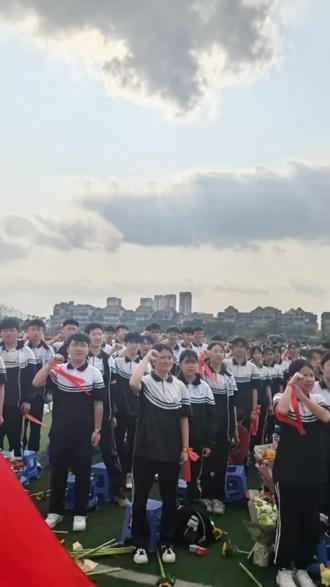 🗓️Day100|百日誓师⌛️
百日冲刺不是孤注一掷,而是青春的郑重承诺!是毅力的较量,更是智慧的绽放,愿百天之后苦尽甘来 所愿皆所得,青春的第一场“大考”,愿你带着少年的无畏,期待你在六月用实力书写✍️最耀眼✨青春答卷,中考不是终点,而是你展翅的起点!全力冲刺,不负韶华!
ෆෆ 中考加油‼️ෆෆ#中考百日誓师 #中考倒计时 中考加油#中考冲刺