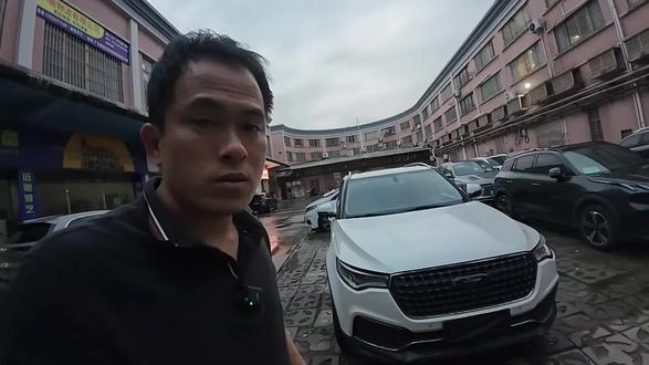 可能以后再也遇不到这样车况的众泰T700了,这个车几个方面都不错,第一是车型配置:2.0T+8AT本来市场上都不多,市场上都是1.8T的为主,2.0T的是可遇不可求,这个尊享版的配置也还是可以的,大天窗、双电动座椅、多功能方向盘、定速巡航、胎压监测;第二车子车况:车身估价没有伤,整个车子就右前门一个地方喷漆,其他原漆,发动机底盘干爽无渗漏,底盘试车也没有松散,整车行驶质感不差,第三成色:外观一个面喷漆,其他原漆,看起来没有色差,实表7万多公里,内饰的使用也无明显的磨损,因为这个车子的整体用料比较好,加上车主使用情况也没啥磨损,所以看起来成色相对是比较好的;第四功能齐全正常,音响、胎压监测、定速巡航、电动座椅、车窗天窗等功能使用正常,还有电吸门,18年的车,到现在功能各方面都正常,说明众泰当时的用料是不差的,相对现在的造车,差别还是挺大的;综合来看,18年个人一手车(车主当时做的以租代购后面过回自己名下),实表7万公里公里,车子车况除了天窗漏水导致的过不了查博士,其他都算是优点,大家说说这种车是不是可遇不可求,可以过查博士的情况下卖两万多是不是性价比拉满的感觉#众泰 #二手车 #性价比超高 #好车不等人