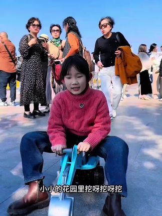 一岁以上宝宝都可以玩的挖掘机,可以挖沙挖土360度转圈圈挖沙挖土挖泥巴一辆车就够了#儿童挖掘机 #挖沙玩具 #可坐人挖掘机 #挖掘机玩具