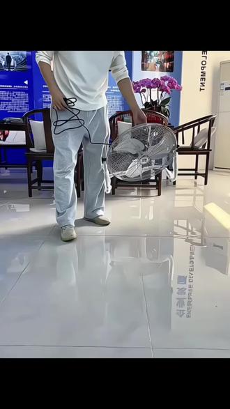 #好物推荐 朋友们注意了,夏天来了,是不是还在担心没有合适的风扇?快来看看我们家这个趴地扇吧,它采用优质材料制作而成,非常结实耐用,而且还有多档风速可以调节,吹出来的风又冷又舒服,特别适合放在家里或者办公室用,现在就下单购买吧,让你度过一个凉快的夏天。#趴地扇#降温好物#趴地扇