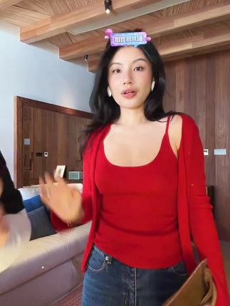@梁夜 修身吊带背心袖口开衩长袖针织开衫显瘦羊毛混纺两件套#强烈推荐 #辣妹穿搭 #时尚单品 #上热搜