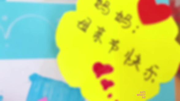 💐母亲节手工“百合花束”
母亲节到了,用卡纸搭配水粉颜料,亲手做一幅漂亮的手工贴画,送给最爱你的妈妈吧!
❤️礼轻情意重:“妈妈,母亲节快乐吖”