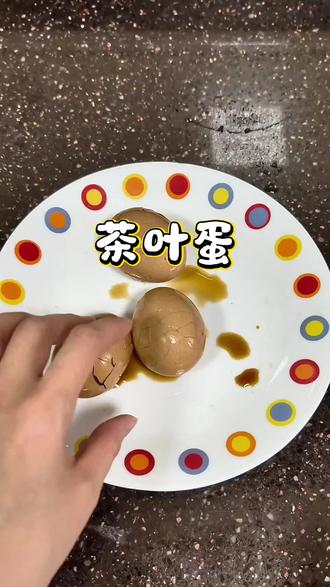 自己在家做茶叶蛋,比外面买的香出百倍。晚上煮好泡一夜,早上热一下就能吃。早餐不用愁,简单省事。
#茶叶蛋 #短视频变现 #自制茶叶蛋 #懒人早餐 #自己在家做美食干净卫生