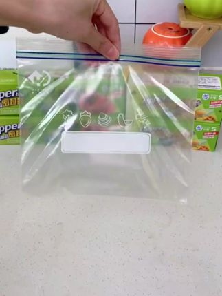 家里吃不完的香肠、腊肉、腊猪脚,用这样的保鲜袋装起来,放上一年也不会变味。我家一直用的就是这个,它是双重密封拉链的,密封性更好,不易串味,而且还很厚实。马上就要过年了,碰到合适的就多囤一些。#好物推荐🔥 #厨房必备神器 #好物分享 #居家好物分享 #家用厨房好物