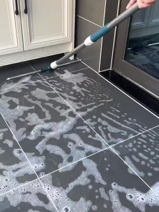 浴室阳台放个刮水扫把,洗完澡扫水也方便 干的也快,还能扫毛发灰尘#刮水扫把#治愈的笑容