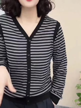 洋气百搭减龄显瘦气质新款时尚V领长袖秋款女上衣#洋气减龄 #面料柔软舒适 #美出高级感 #优乐买👑 @DOU+小助手