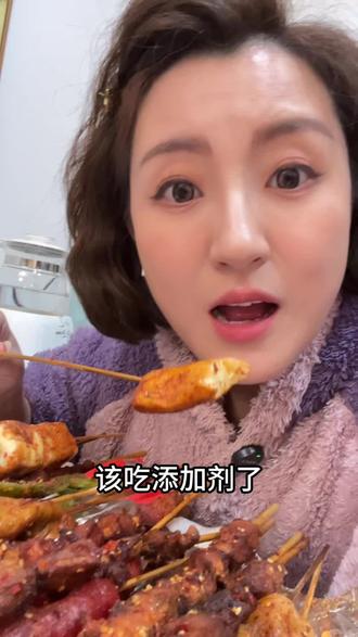 大年初六了,该吃点垃圾食品了#过年 #垃圾食品使我快乐 #添加剂 #精神状态belike #搞笑