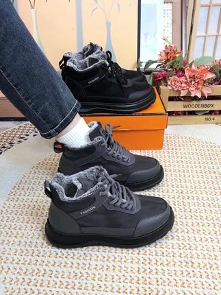 你只要穿过一次,你次次都想穿它,它上脚柔软舒适又轻便,一脚蹬穿着很方便。 #软底软面 #一脚蹬