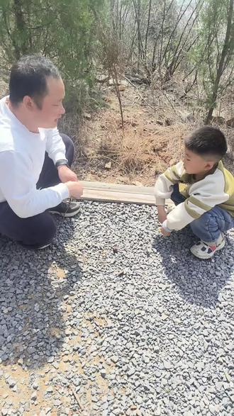 当在野外迷失方向时可以用此方法找到准确的方向#立竿见影 #辨别方向 #影子 #迷失方向 #如何利用太阳辨别方向