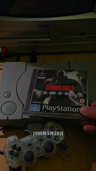 逃无可逃!重温被“复仇女神”支配的终极噩梦 复仇女神,Nemesis,它不再是偶尔出现的BOSS,而是一个无处不在的倒计时。它的脚步声,它的低吼,随时可能撕破短暂的安宁,逼迫你做出抉择:战,还是逃?”
“而‘紧急回避’系统的引入,让生存有了技术的深度。一个精准的闪避,不仅关乎弹药存量,更是在生死线上跳的一支舞。”
“游戏巧妙地采用多线程叙事,你的选择,会真正改变吉尔的逃亡路线与故事的细节。这让每一次重启,都带有些许未知的恐惧。”
“浣熊市的故事,是一场注定的悲剧。但我们操控吉尔,不是为了改变结局,而是在这绝境中,见证人类不屈的求生意志。”
“从钟楼到污水处理厂,直至最后的救援,每一步都是技术与意志的双重考验。”#游戏解说 #生化危机 #游戏收藏家 #复古游戏