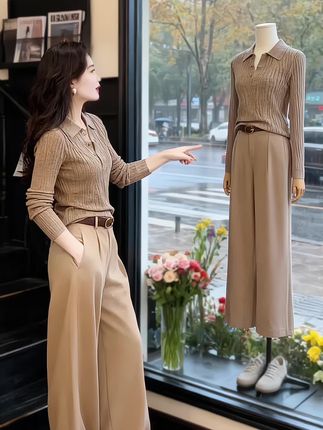 《深秋咖啡馆的“水波纹”邂逅》  在梧桐叶落满街的深秋,林薇第一次在街角咖啡馆撞见穿水波纹POLO套装的陈默。  他那件肌理细腻的咖色POLO衫在暖光下泛着高级纹路,搭配同色系垂感休闲裤,明明是休闲装扮,却透出精英感。后来林薇才知道,这是2025秋冬新款,水波纹面料得手洗养护,可穿上身的质感,让她心甘情愿为这份精致花心思。  现在她也成了这套“水波纹CP”的忠实粉,上班时配腰带干练,周末松垮穿也随性。闺蜜总问她在哪捡的“穿搭秘籍”,她笑着回:“是深秋咖啡馆的浪漫伏笔呀~”  # 秋冬穿搭天花板 # 2025新款穿搭 #水波纹质感穿搭 # 高级感套装 # 小众穿搭分享#秋冬都市硬核穿搭#简约穿搭#梨形身材穿搭#韩系穿搭#高级感穿搭@抖加🔥上热门🔥dou+🔥热点宝 @DOU+小助手 @DOU+上热门