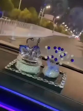 太阳能自动旋转水晶天鹅车内车里香水座摆件天鹅车载汽车装饰摆件#汽车好物 #创意摆件