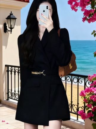 姐妹们,这件西装外套真的太绝了,它是那种廓形的版型,上身特别藏肉,而且还是高个子专属的加长款,小个子姐妹千万不要尝试。它还自带垫肩,穿上之后显得整个人都很挺拔,非常适合职场通勤穿,搭配一条牛仔裤就很好看了,平时约会逛街也能穿,喜欢的姐妹赶紧冲! #秋装版超便宜穿搭 #自然系穿搭 #秋季微胖穿搭测评 #普通人韩女感速成穿搭 #早秋氛围感
