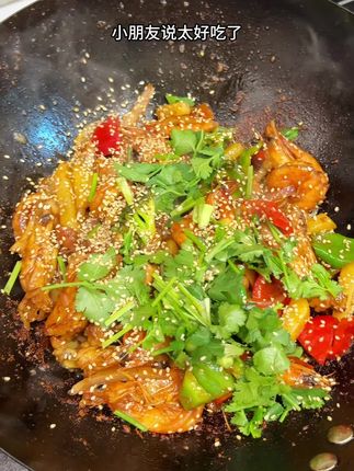 家里有小朋友爱挑食的,你就给他做这个干锅鸡翅虾分分钟给你光盘 有荤有素一锅出好吃又有营养好~#干锅鸡翅虾