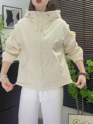 纯色双拉链冲锋衣外套女2025新款爆款春秋时尚减龄设计感夹克上衣。#冲锋衣 #春秋穿搭 #时尚穿搭 #休闲百搭 #洋气减龄