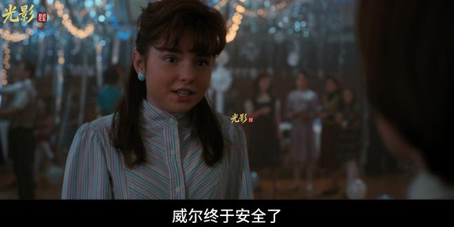 《怪奇物语》第二季全季,逆世界余孽再现!霍金斯永无宁日! 霍金斯小镇的平静,终究只是昙花一现!小十一的超能力姐姐008正式现身,她不仅能操控他人心智,破坏力更是远超小十一,一出场就带着小十一血洗了追踪而来的政府特工。
另一边,霍珀为了保护小十一,不得不和实验室高层谈判,却不料对方根本没打算留活口,谈判桌上的寒暄,不过是灭口前的伪装。眼看包围圈越缩越小,小十一和 008 只能背水一战,超能力碰撞的电光火石里,藏着实验室数十年的罪恶秘密。
而恢复正常的威尔,在和伙伴们游玩时,又一次瞥见了逆世界的幻影 —— 血色藤蔓并未彻底消失,它们只是潜伏在地下,等待着下一次破土而出的机会。乔伊斯看着儿子惊恐的眼神,终于明白:霍金斯的噩梦,从来就没有真正结束。
当镜头定格在实验室的秘密档案上,一个标着 **“001”** 的名字赫然出现,第二季的终极彩蛋,直接为第三季的惊天阴谋埋下伏笔!#青年创作者成长计划 #热爱加1计划 #恐怖片 #电影影评 #高清电影