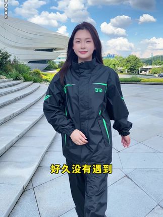 "同行都在偷偷升级!送餐突遇暴雨,红绿灯10秒穿脱完毕!"#雨衣 #下雨天 #外卖小哥 #暴雨 #雨天出行