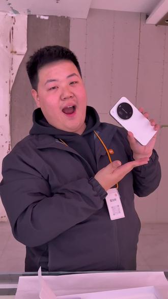 小米17U拆箱讲解这手机镜头也太绝了
镜头党狂喜!
拿到新机第一件事就是冲去天台试拍!
这个圆形镜头模组真的戳中我!
逆光拍夕阳居然没糊,色彩跟肉眼看到的几乎没差~
真实体验分享
拍食物放大2倍还能看清纹理,聚餐再也不用抢着拍照了
人像模式虚化像用了单反,同事还以为我偷偷报了摄影班
大太阳下屏幕照样清晰,刷小红书再也不用眯眼睛
摄影狂喜闭眼入
续航也很顶,早八用到下班还剩30%电
自拍自带美颜但不假面,原相机直出发朋友圈被狂问滤镜
总结:拍照党、高端用户可以冲!已经安利给三个朋友了~
(最后小声说:黑色款更酷,但白色拿在手里像个小画板)
#新疆小米17U #小米17U #小米17 #JM72938