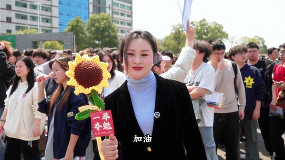此刻我在湖南高速铁路职业技术学院和湖南财经工业职业技术学院迎考现场,看着咱们衡铁运校、智胜学校、智德学校的孩子们整齐列队、信心满满,心里特别踏实。三年的努力,今天交给考场。孩子们,放平心态,沉着应战,你们一定行!单招必胜,等你们凯旋!#春苏校长 #单招考试 #衡铁运校 #金榜题名#湖南单招