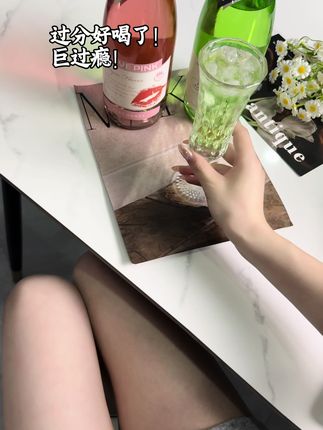 想小酌又怕醉,冰箱里必备的这个初恋桃红气泡酒真的太适合了!它是自带杀口的口感,入口就是浓浓的蜜桃味,气泡丰富,酸甜清爽,超好喝,而且还是低度数的,轻松应对各种场合。#微醺 #酒蒙子的日常 #适合女生喝的酒