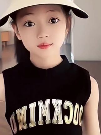 #这是今年最流行的太阳帽。 #生女儿就要这样穿 #白色连衣裙小个子 #我又心动了 #帅气出场