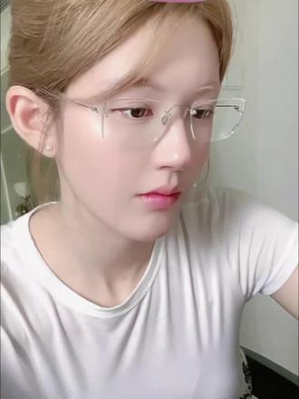 赵露思:天塌了矿泉水买没了!爱喝水的小女孩一枚#多喝水#赵露思同款#夏日必备