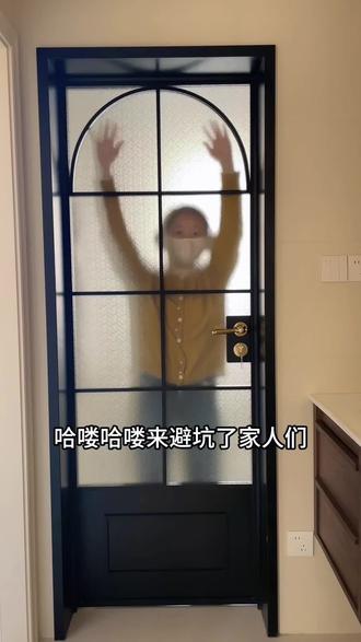 #我的装修日记 #创作者中心 #创作灵感 #创作者扶持计划 卫生间想做法式复古门的姐妹们来避坑啦,首先一定要加油砂,其次能做双层玻璃不做单层,把隔断造型夹在中间还能防止落灰。