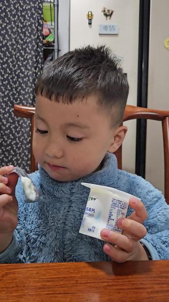 NONO好好吃 喝酸奶怎么能不舔盖子呢 NONO喝小酸奶的固定程序,也是最快乐的部分,舔盖子,自己撕盖子、舔、刮、吸,一气呵成#人类幼崽 #妈呀太香了 #酸奶盖子 #酸奶