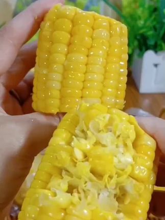 高山自然种植的水果甜玉米打开就可以吃了,不用你蒸煮一口爆汁特别的好吃 #上热门